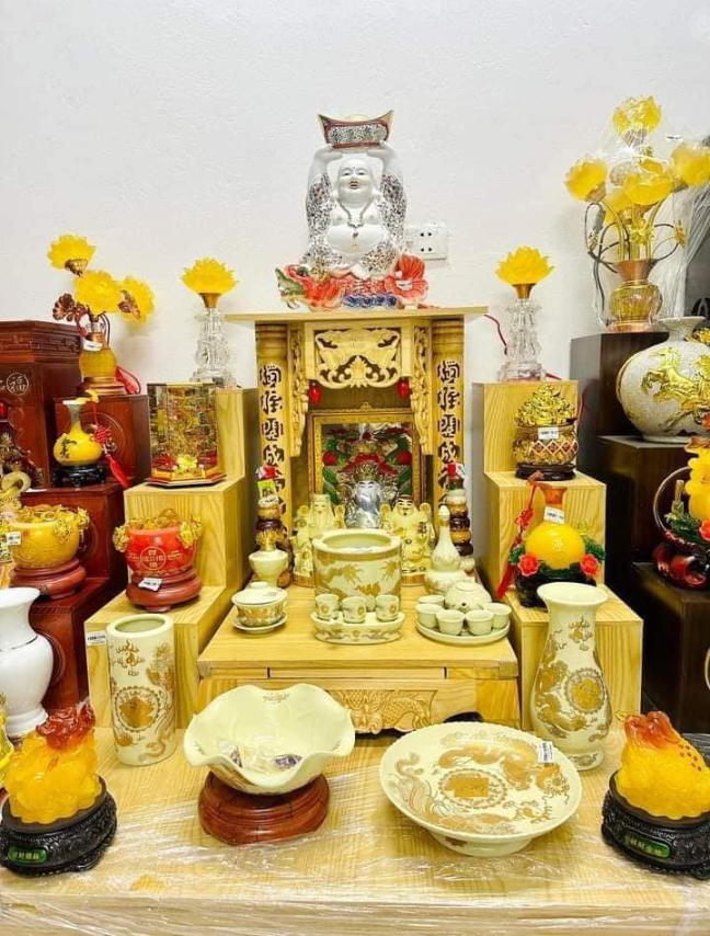 Đặt tượng Phật Di Lặc trên bàn thờ Thần Tài Thổ Địa được không